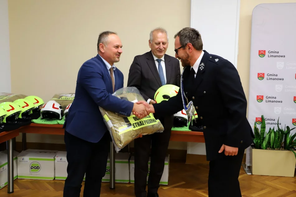 Uroczyste przekazanie umundurowania bojowego dla Ochotniczych Straży Pożarnych - zdjęcie 19