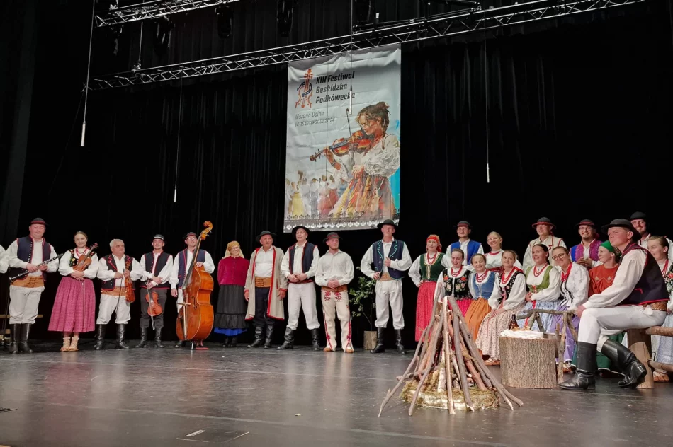 Odbył się XIII Festiwal Zespołów Regionalnych Beskidu Wyspowego „Beskidzka Podkówecka” - zdjęcie 2