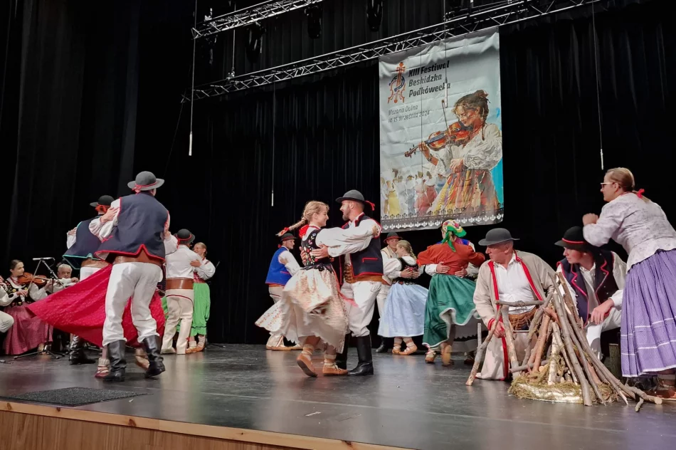 Odbył się XIII Festiwal Zespołów Regionalnych Beskidu Wyspowego „Beskidzka Podkówecka” - zdjęcie 4