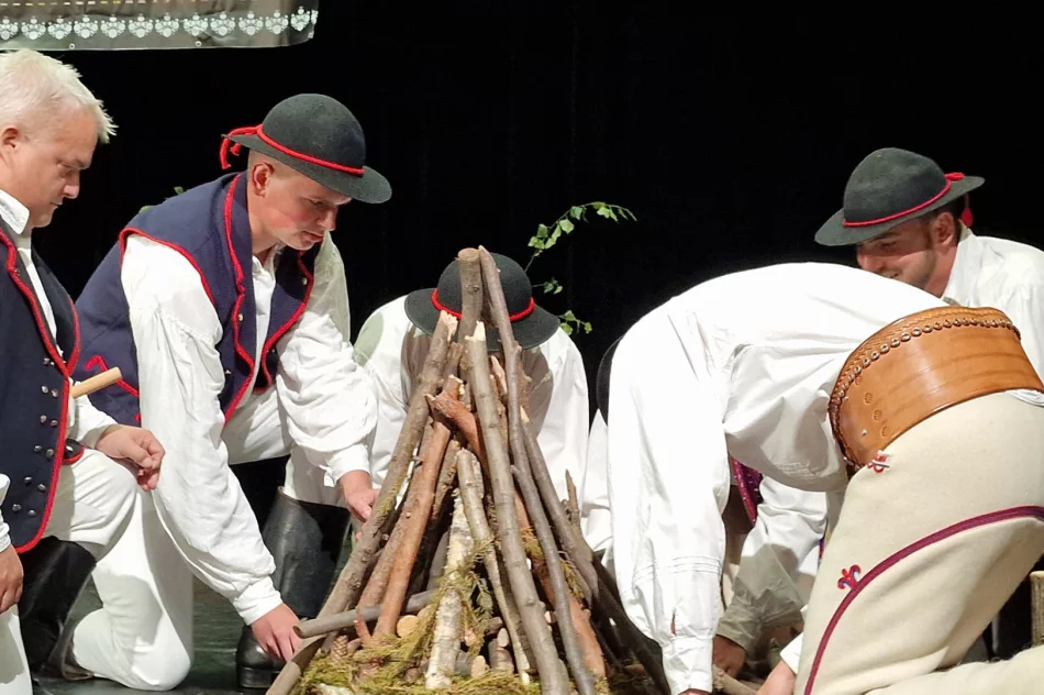 Odbył się XIII Festiwal Zespołów Regionalnych Beskidu Wyspowego „Beskidzka Podkówecka” - zdjęcie 6