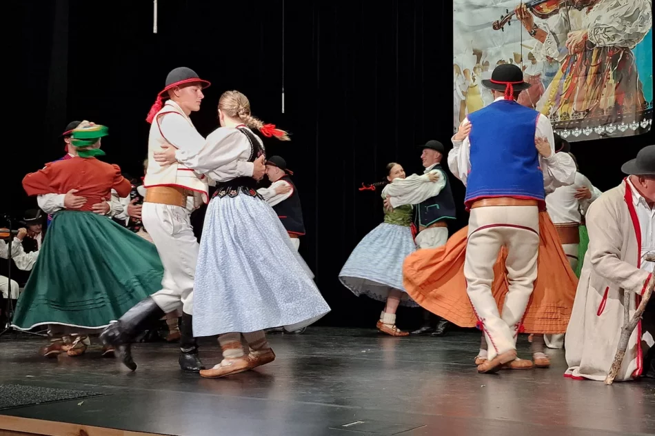 Odbył się XIII Festiwal Zespołów Regionalnych Beskidu Wyspowego „Beskidzka Podkówecka” - zdjęcie 8