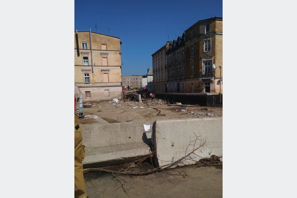 Strażacy z Limanowszczyzny niosą pomoc powodzianom w Głuchołazach (ZDJĘCIA) - zdjęcie 6