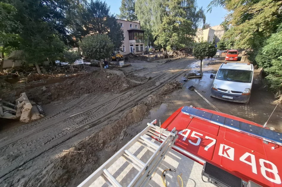 Strażacy z Limanowszczyzny niosą pomoc powodzianom w Głuchołazach (ZDJĘCIA) - zdjęcie 11