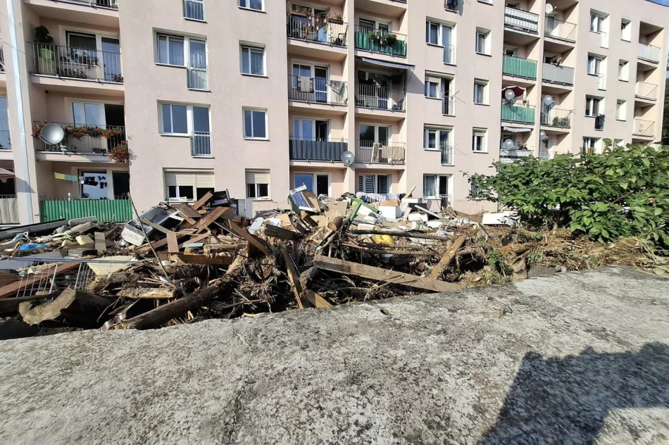Strażacy z Limanowszczyzny niosą pomoc powodzianom w Głuchołazach (ZDJĘCIA) - zdjęcie 13