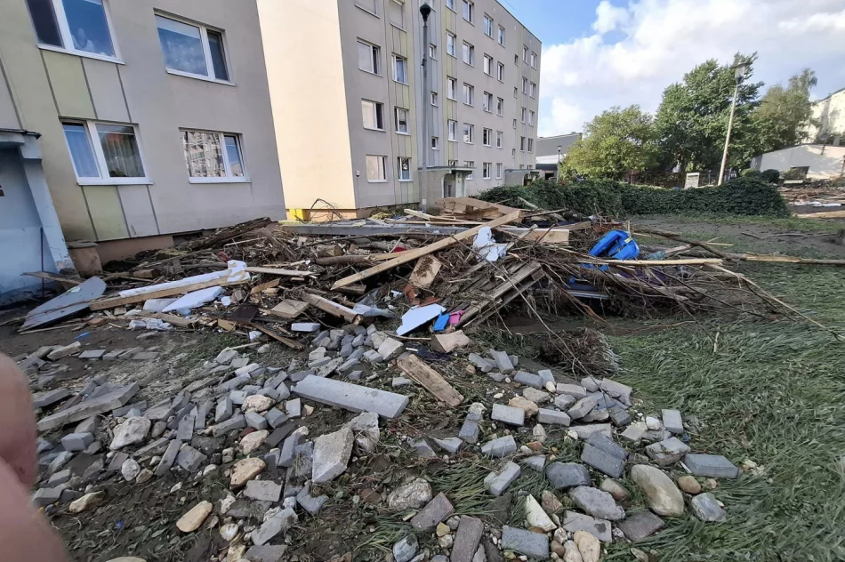 Strażacy z Limanowszczyzny niosą pomoc powodzianom w Głuchołazach (ZDJĘCIA) - zdjęcie 14