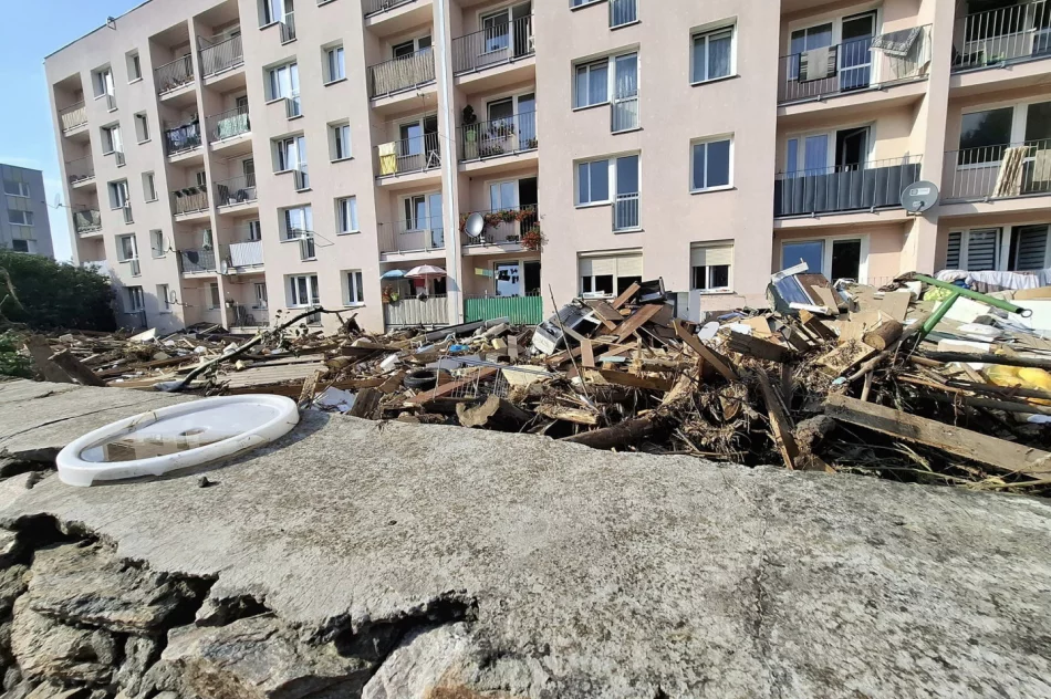 Strażacy z Limanowszczyzny niosą pomoc powodzianom w Głuchołazach (ZDJĘCIA) - zdjęcie 15