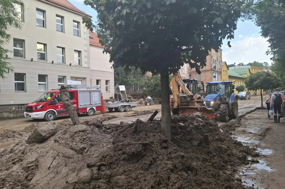 Strażacy z Limanowszczyzny niosą pomoc powodzianom w Głuchołazach (ZDJĘCIA) - zdjęcie 16