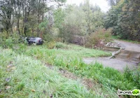 Samochód wyleciał z drogi i zatrzymał się na drzewach - zdjęcie główne