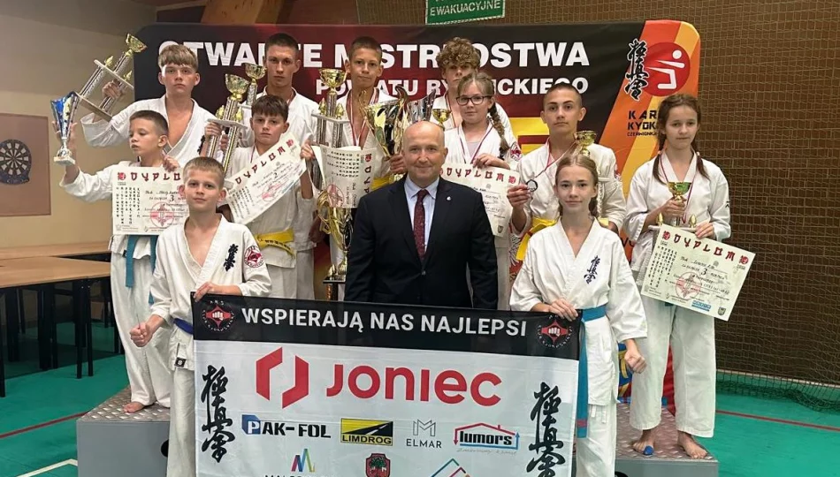 Udany wyjazd limanowskich karateków do Rybnika - zdjęcie 1