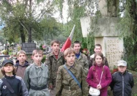 Młodzież oddaje hołd - zdjęcie główne