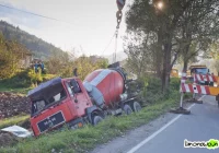 Samochód ciężarowy zjechał z drogi do rowu - zdjęcie główne