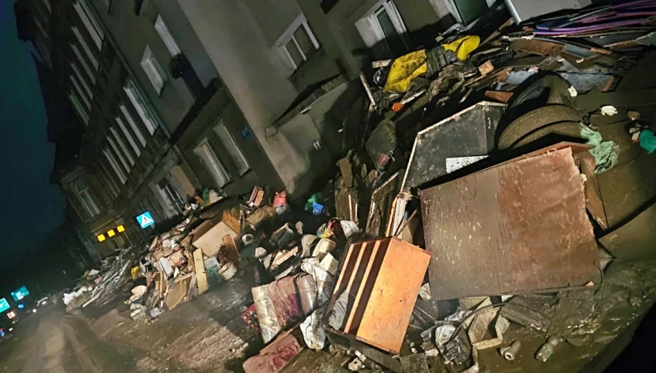 Pomoc humanitarna dotarła do Kłodzka. Trwa wielkie sprzątanie - zdjęcie 1
