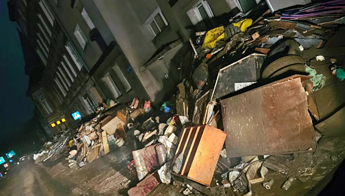 W Kłodzku trwa wielkie sprzątanie domów i mieszkań po powodzi