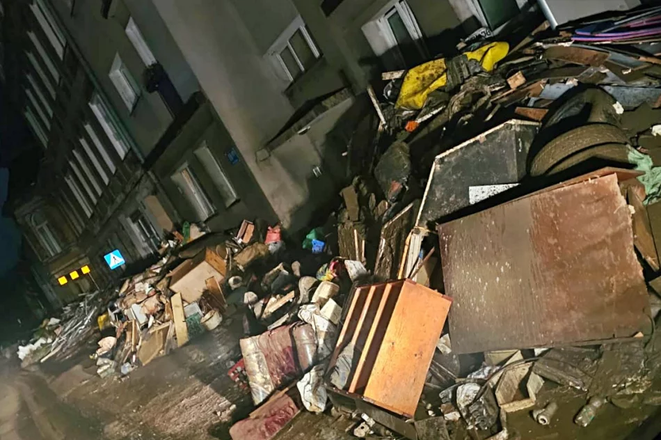 Pomoc humanitarna dotarła do Kłodzka. Trwa wielkie sprzątanie - zdjęcie 2