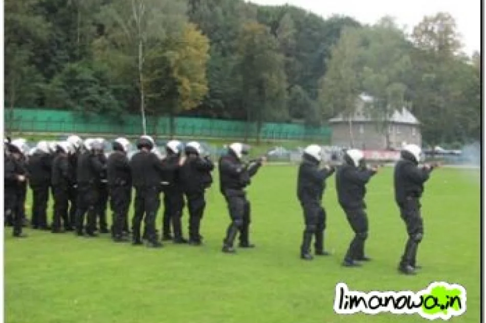 Policjanci używali broni i środków przymusu - ćwiczenia - zdjęcie 2