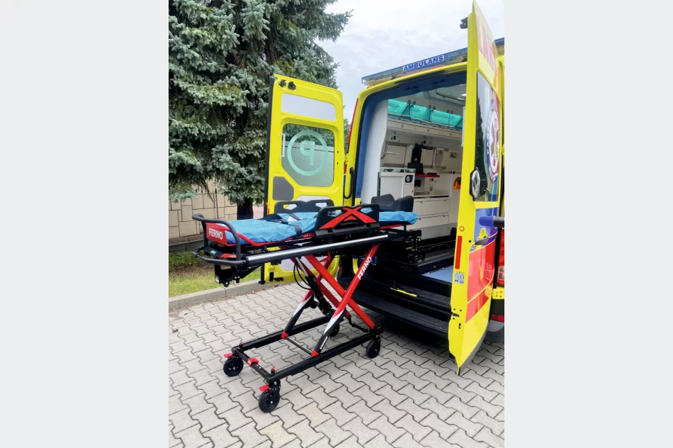 Szpital zyskał dwa nowe pojazdy sanitarne - zdjęcie 4