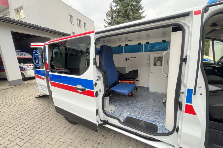 Szpital zyskał dwa nowe pojazdy sanitarne - zdjęcie 8