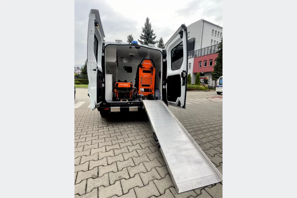 Szpital zyskał dwa nowe pojazdy sanitarne - zdjęcie 9