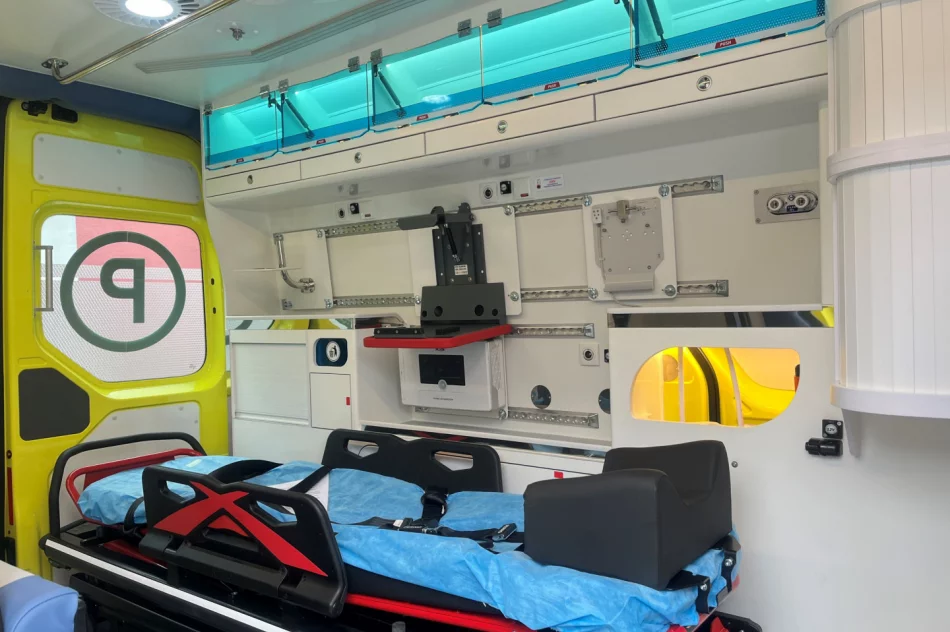Szpital zyskał dwa nowe pojazdy sanitarne - zdjęcie 10