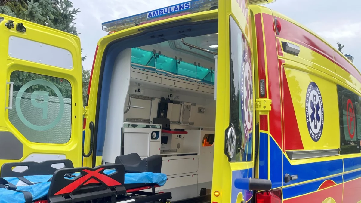 Auto uderzyło w drzewo, dwie osoby w szpitalu