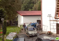 Rusztowanie spadło na samochód - zdjęcie główne