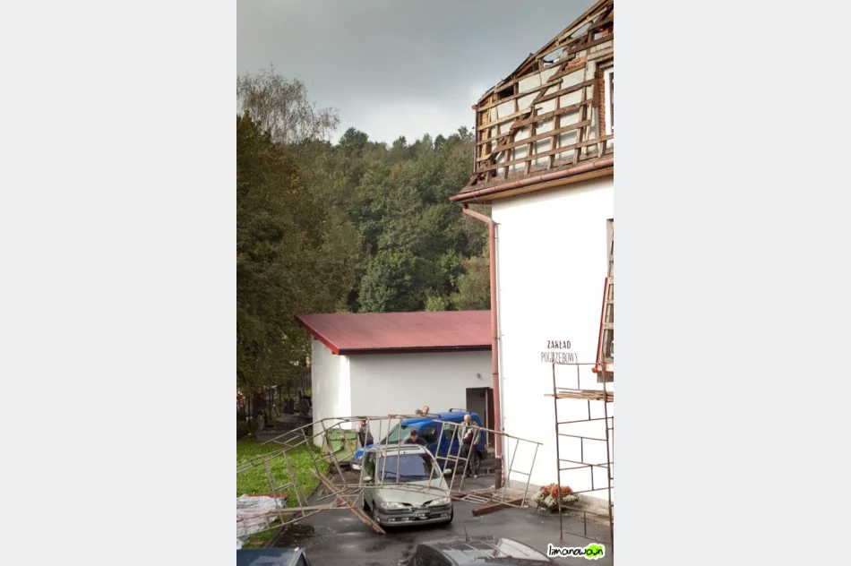 Rusztowanie spadło na samochód - zdjęcie 2