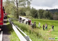 Autobus się przewrócił - 4 osoby ranne - zdjęcie główne