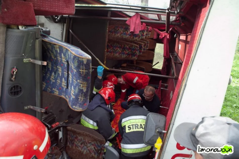 Autobus się przewrócił - 4 osoby ranne - zdjęcie 2