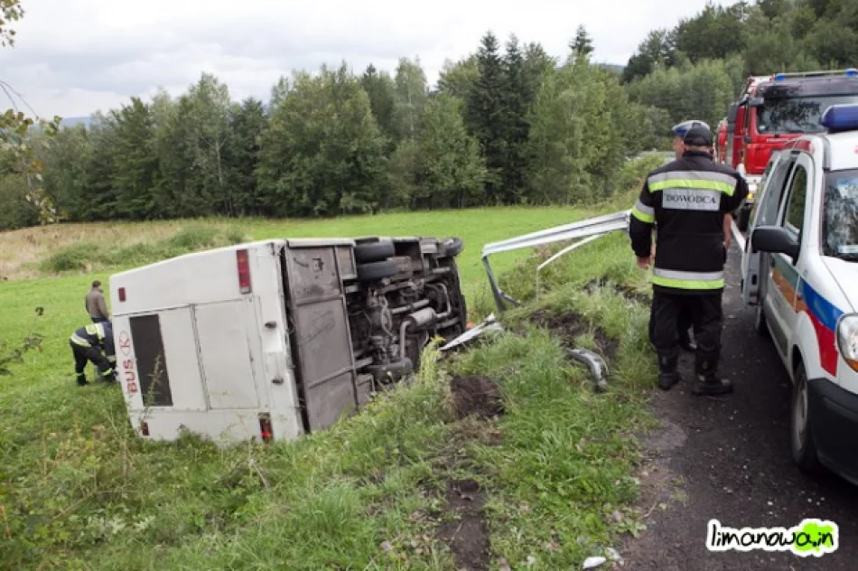 Autobus się przewrócił - 4 osoby ranne - zdjęcie 4