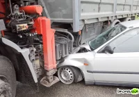 Samochód osobowy wjechał pod ciężarówkę - zdjęcie główne