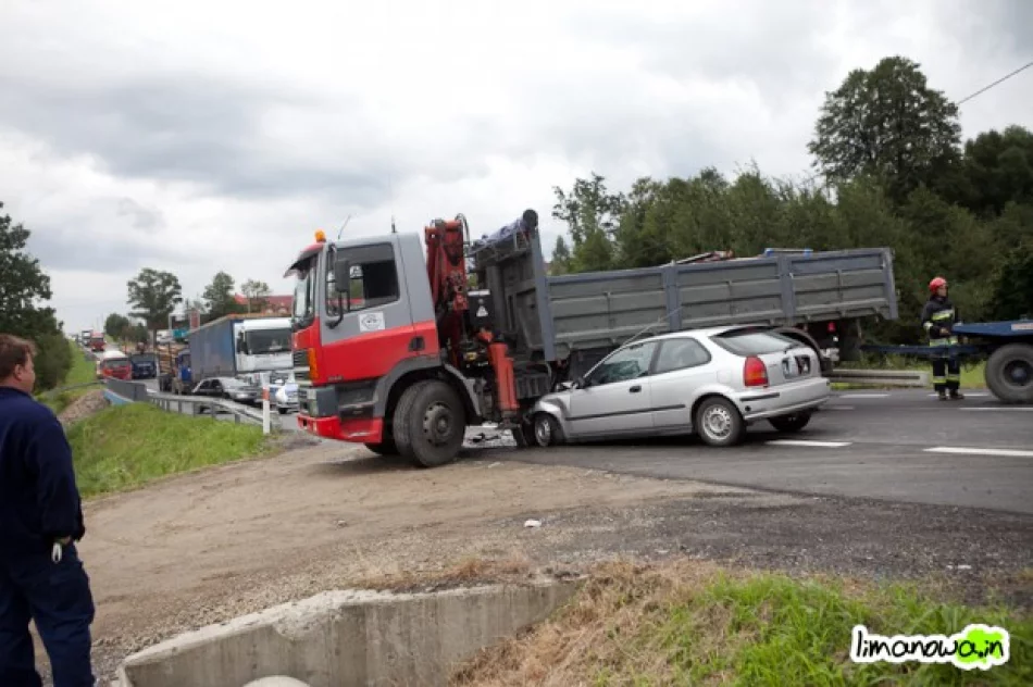 Samochód osobowy wjechał pod ciężarówkę - zdjęcie 2