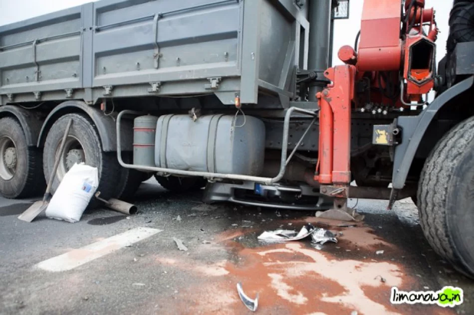Samochód osobowy wjechał pod ciężarówkę - zdjęcie 3