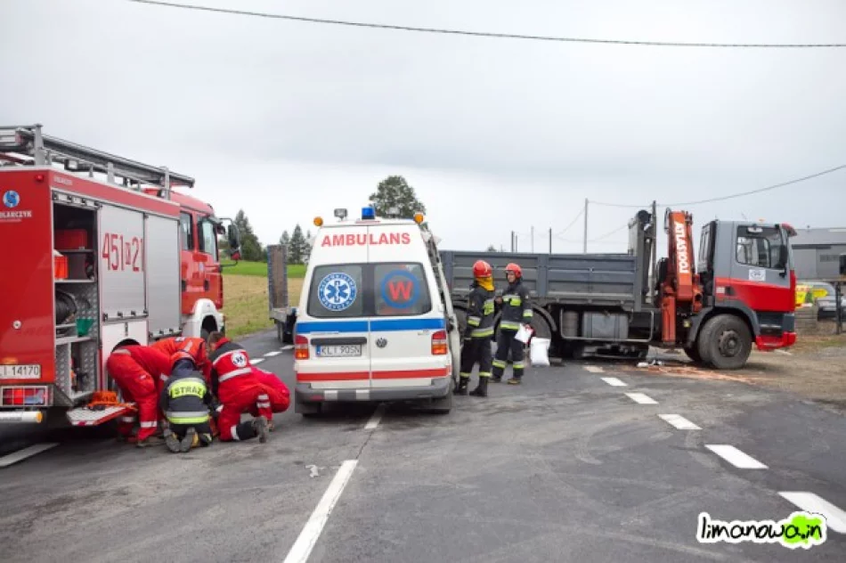 Samochód osobowy wjechał pod ciężarówkę - zdjęcie 4