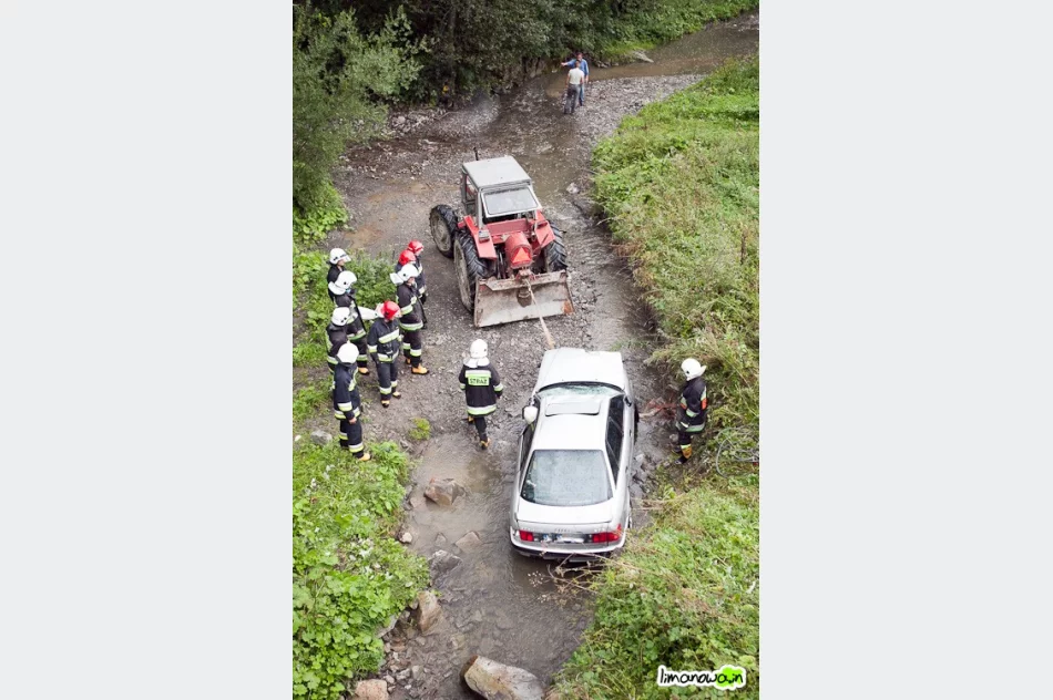 Samochód spadł z mostu - zdjęcie 2