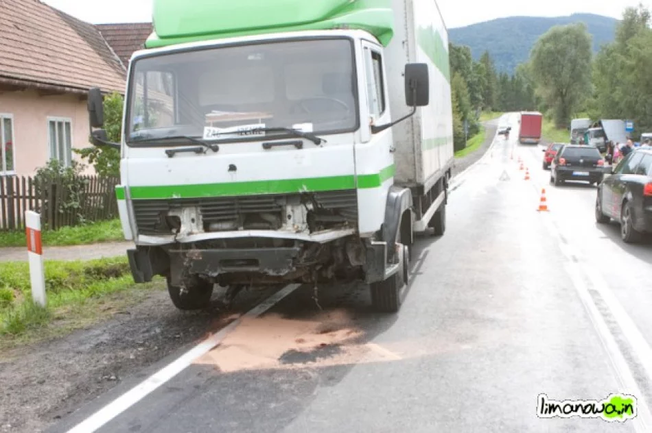 Ciężarówką uderzył w tył osobówki, którą później jeszcze pchał - zdjęcie 2