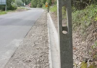 Kolejny słup... tym razem w korytku ściekowym - zdjęcie główne