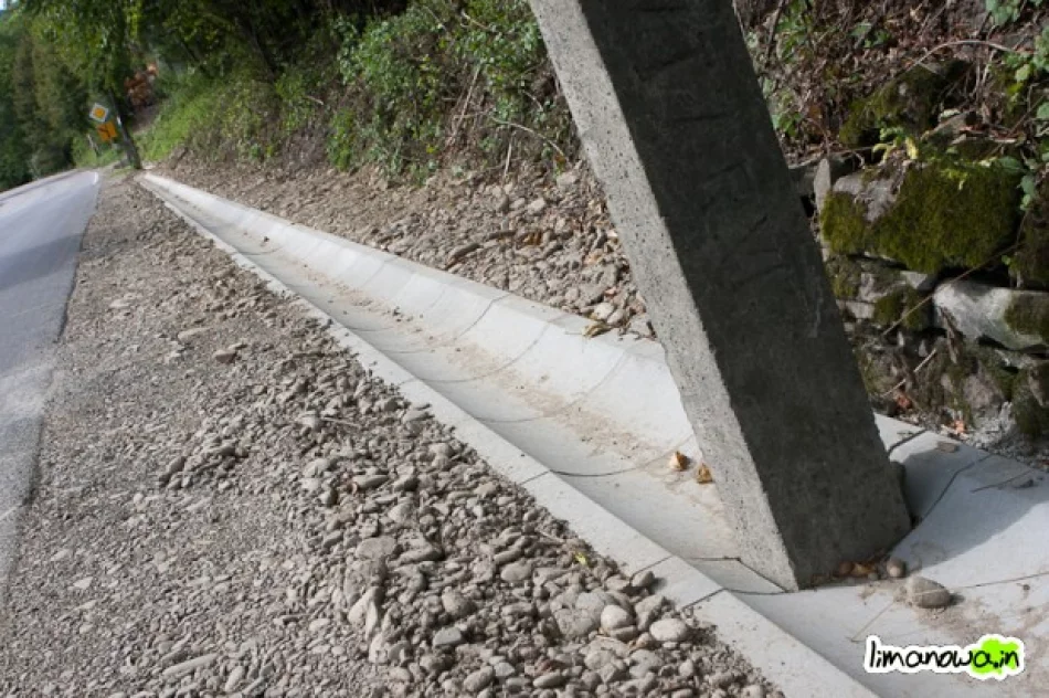 Kolejny słup... tym razem w korytku ściekowym - zdjęcie 2