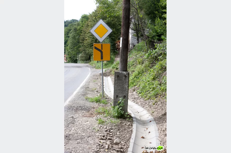 Kolejny słup... tym razem w korytku ściekowym - zdjęcie 3