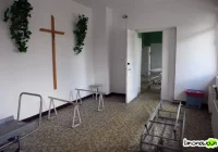 Rozkładające się ciało człowieka w szpitalnym prosektorium - zdjęcie główne