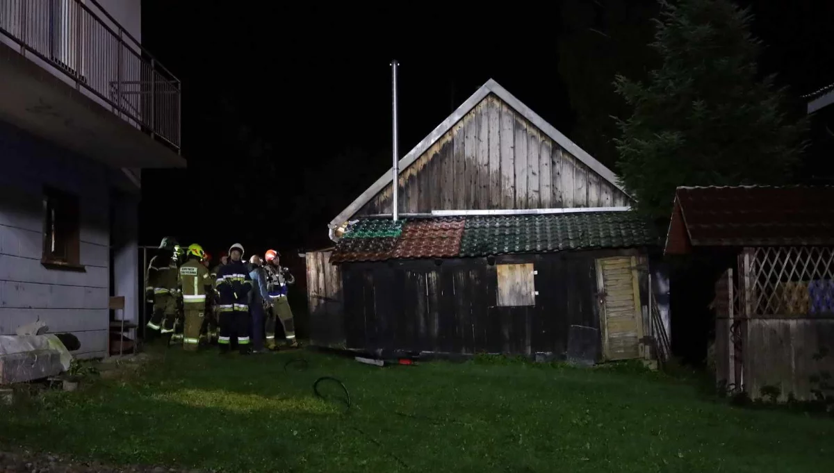 Pożar budynku gospodarczego. Z butli wydostawał się gaz