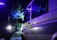 Volkswagen w rowie po uderzeniu w latarnię - zdjęcie główne