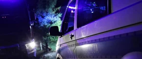 Volkswagen w rowie po uderzeniu w latarnię - zdjęcie główne