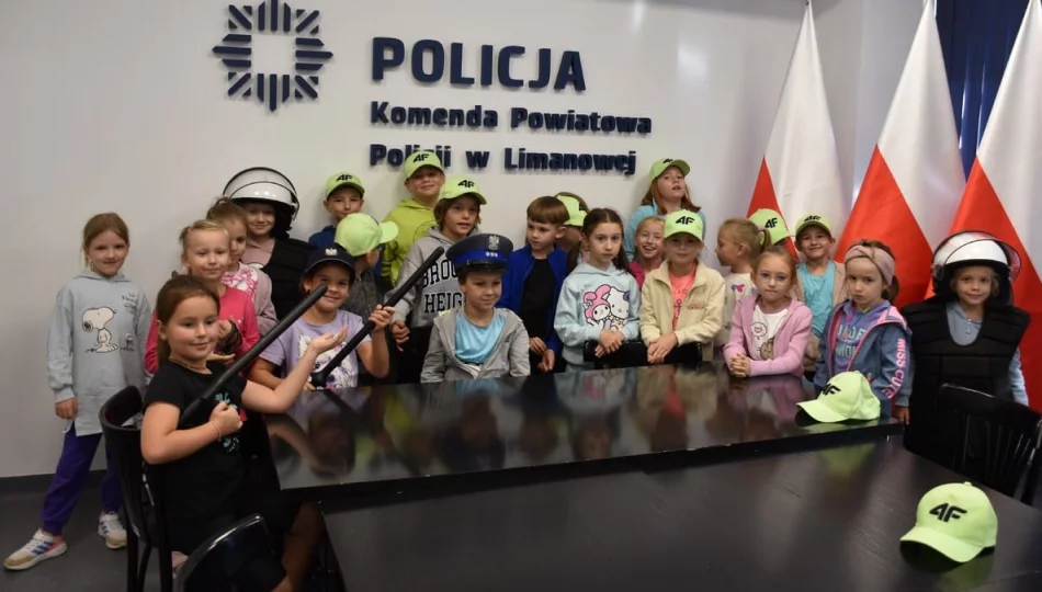 Uczniowie z Bochni odwiedzili limanowską komendę - zdjęcie 1