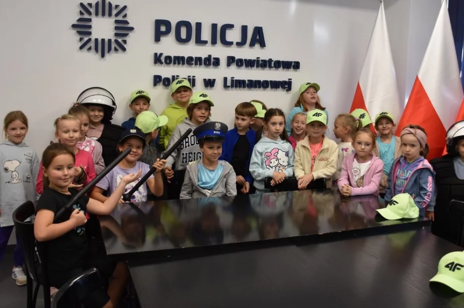 Uczniowie z Bochni odwiedzili limanowską komendę - zdjęcie 5