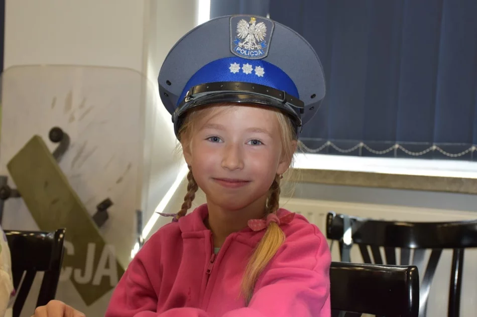 Uczniowie z Bochni odwiedzili limanowską komendę - zdjęcie 7