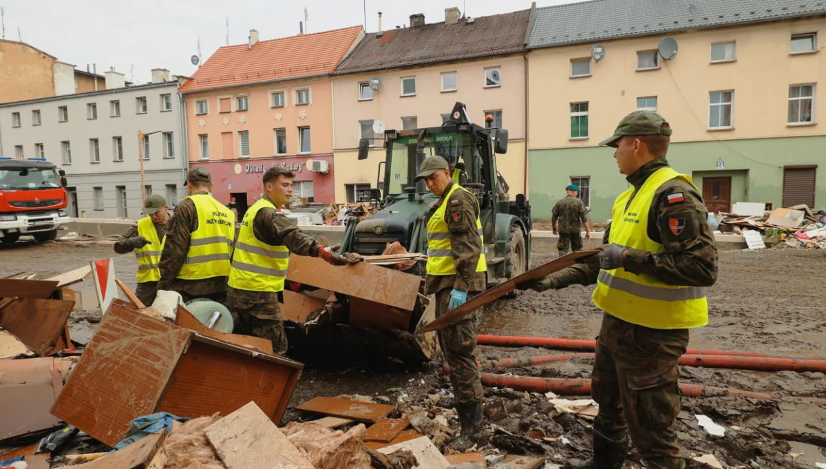 Prawie 1800 żołnierzy i ponad 430 jednostek sprzętu zaangażowanych w odbudowę infrastruktury po powodzi