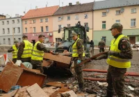 Prawie 1800 żołnierzy i ponad 430 jednostek sprzętu zaangażowanych w odbudowę infrastruktury po powodzi - zdjęcie główne