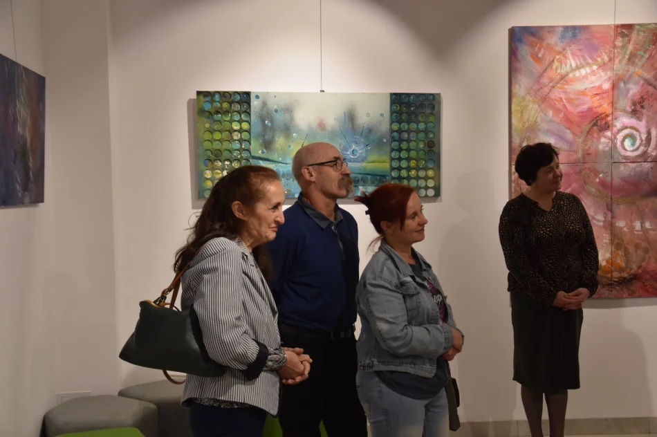 W Miejskiej Galerii Sztuki odbył się wernisaż ,,Przenikanie światów” - zdjęcie 10