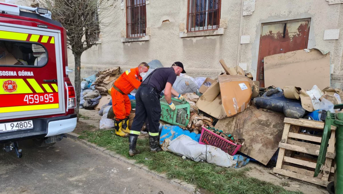 Strażacy z OSP Limanowa i OSP Łososina Górna w akcji pomocowej dla powodzian