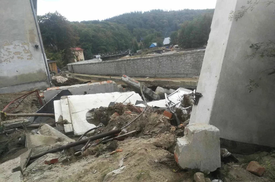 Strażacy z OSP Limanowa i OSP Łososina Górna w akcji pomocowej dla powodzian - zdjęcie 4